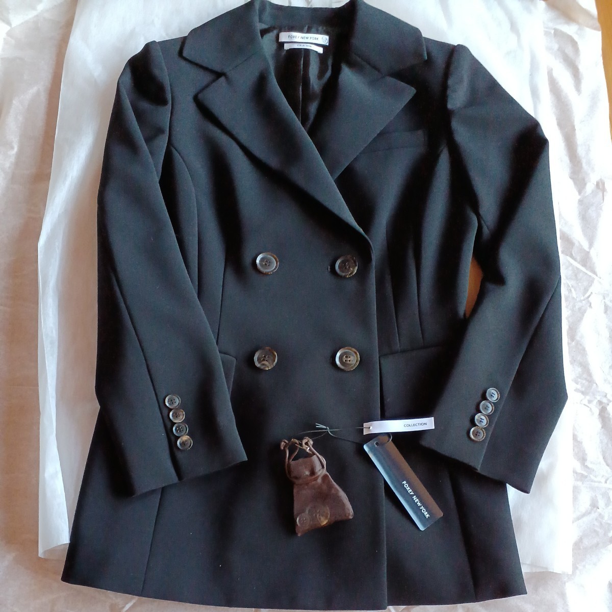 ＊新品未使用FOXEYジャケット黒　ロゴ入りボタンに美しいライン冠婚葬祭フォクシーNYコレクション３８