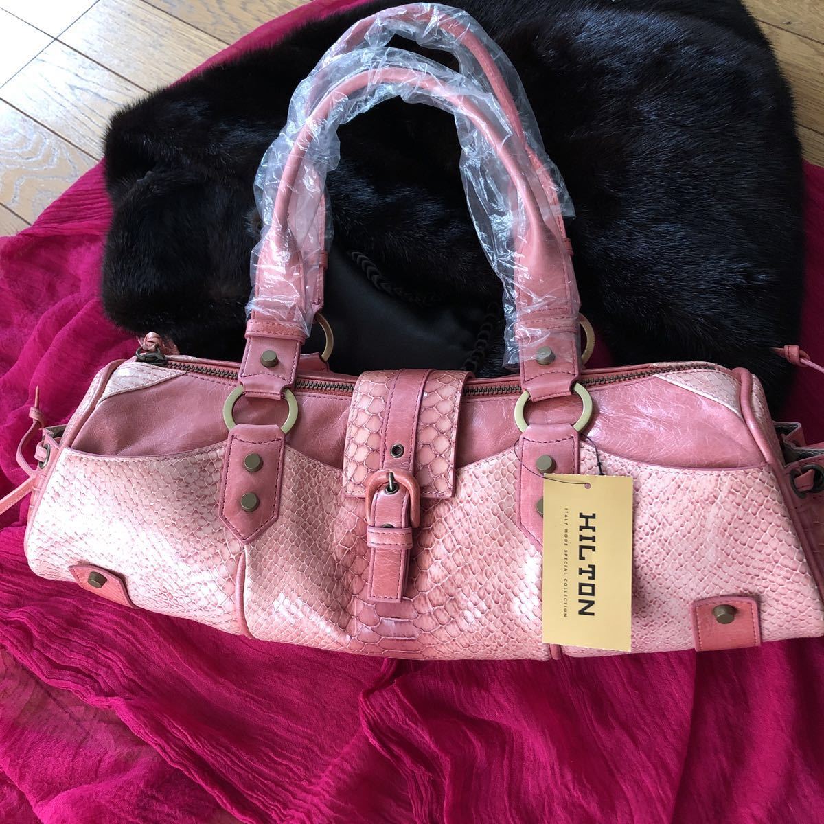 新品 未使用 高級　HILTON 税抜定価6.5万 イタリースネーク ピンク デザインバッグ