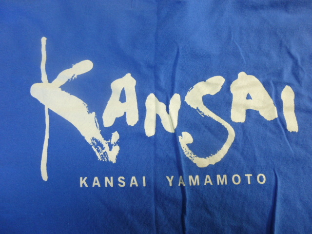 美品 KANSAI COMPANY 山本寛斎 半袖Tシャツ Vネック ブルーと白の切り返し 前後にKANSAIのロゴマークが白抜きでデザイン_バックロゴ