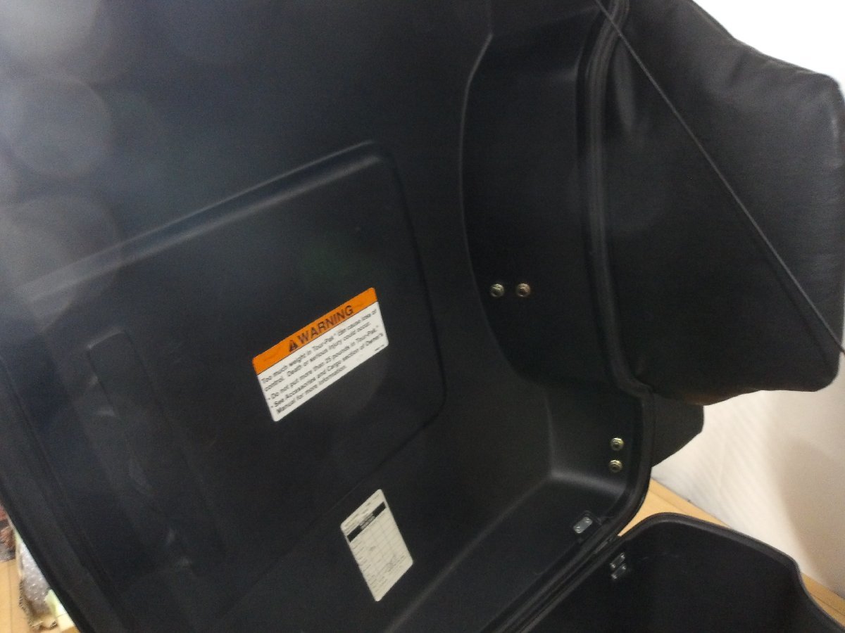 中古現状品 ハーレー社製リアボックス バッグレスト付き 鍵ありステー付き FLHCRなどにの画像3
