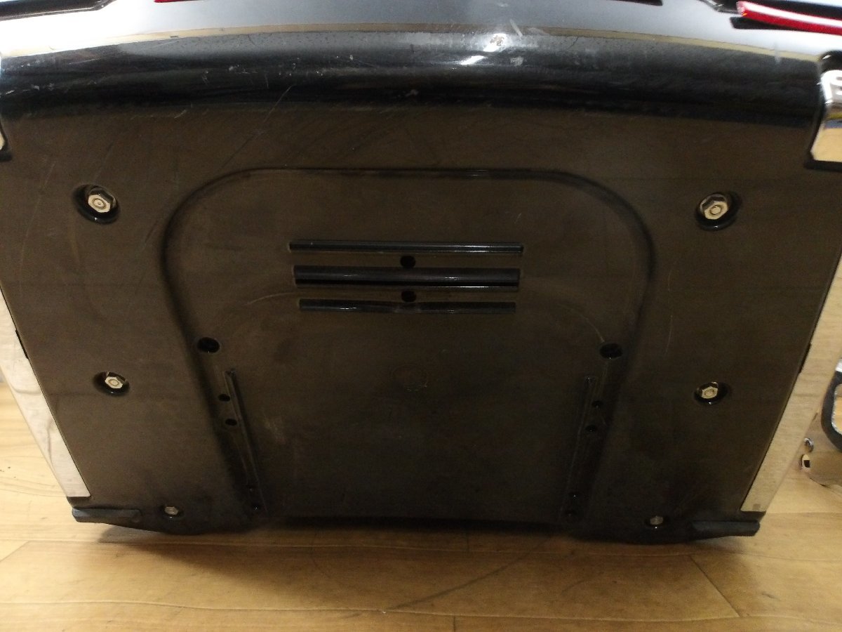 中古現状品 ハーレー社製リアボックス バッグレスト付き 鍵ありステー付き FLHCRなどにの画像7