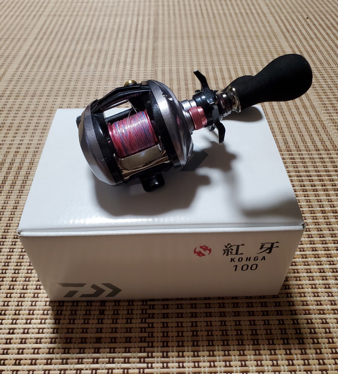 美品 DAIWA 紅牙 KOHGA 100 右ハンドル ベイトリール 糸付き 箱 説明書 保存袋 ダイワ_画像3