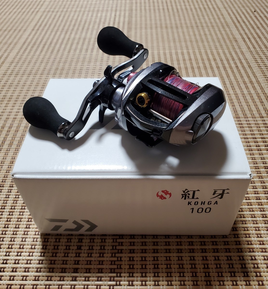 美品 DAIWA 紅牙 KOHGA 100 右ハンドル ベイトリール 糸付き 箱 説明書 保存袋 ダイワ_画像2