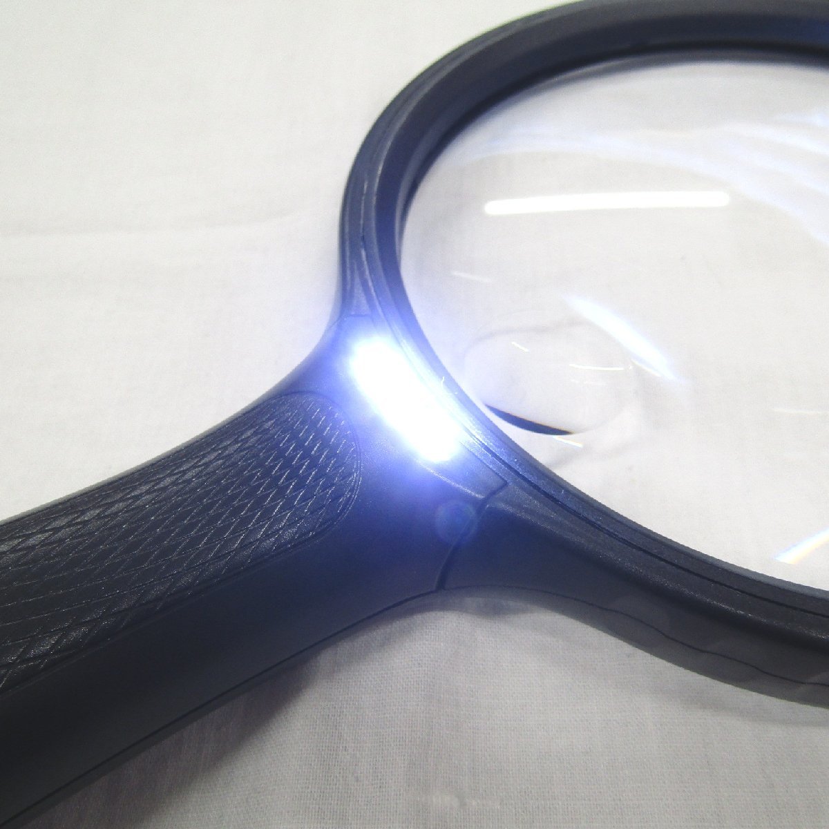 【送料無料】 LED ハンドルーペ ビッグサイズ 大きい 拡大鏡 手持ち 軽量 レンズ直径138mm 倍率 1.8倍_画像3