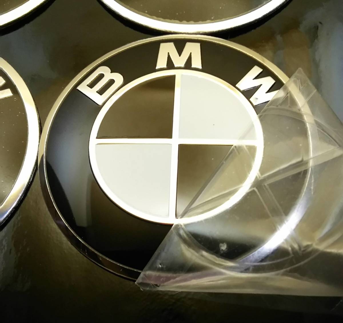  BMW 70mm 黒白 ステッカー センターキャップ 4こ X6 X2 ALPINA E46 E39 E36 F30 X5 F10 3シリーズ 5シリーズ 1シリーズ X1 7シリーズ X3の画像2