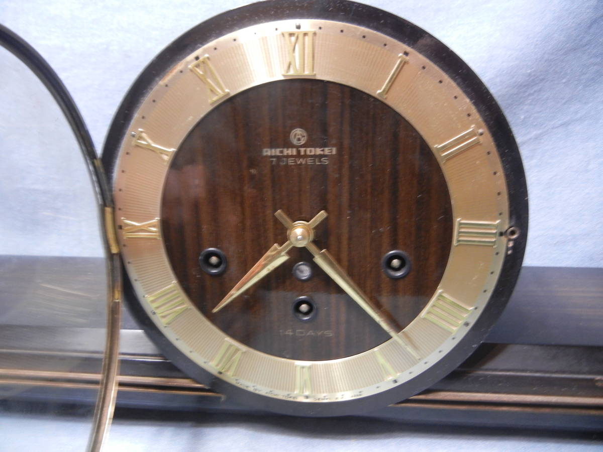 昭和レトロ　愛知時計AICHI　TOKEI 　ゼンマイ式 ネジ巻き　置時計　木製　ネジ巻き鍵あります。作動します。_画像2