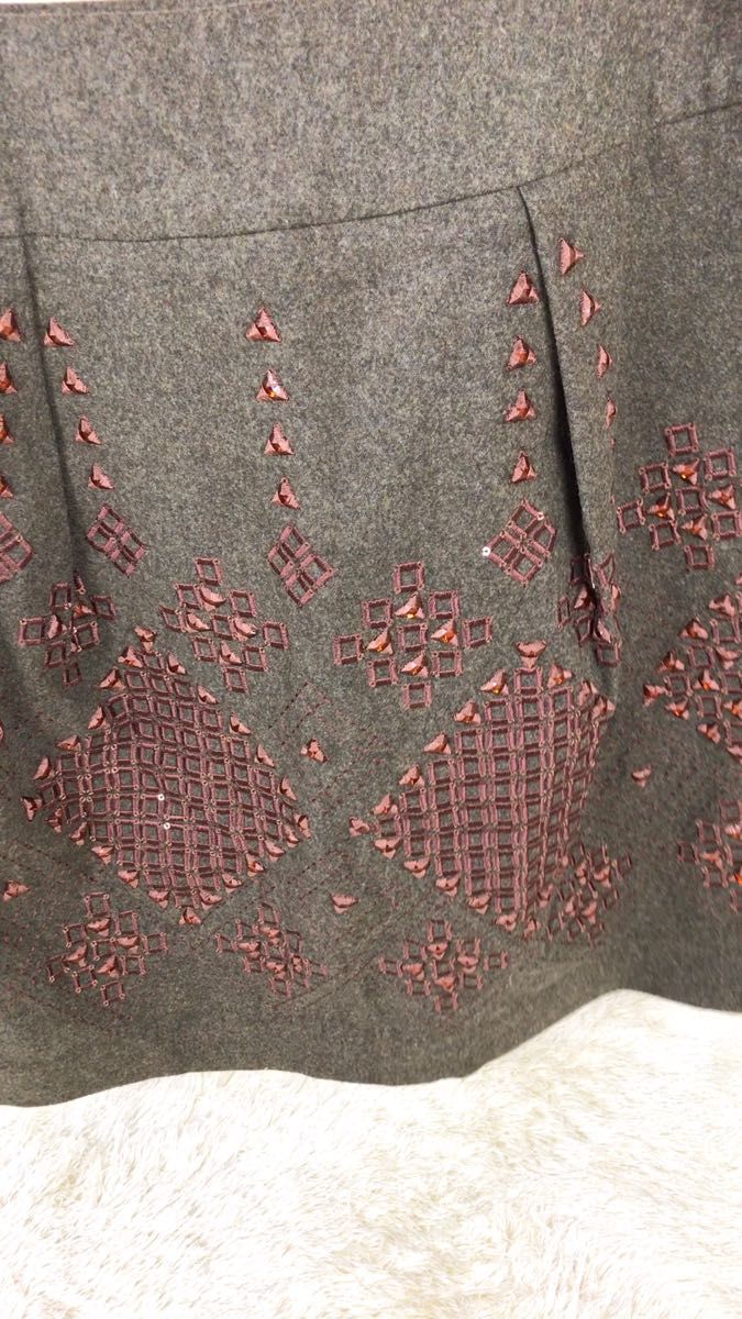 Max Mar タイトミニスカート　刺繍　ビジュー装飾マックスマーラ　ウールショートスカート　裏地あり素材　 ボトムス ひざ丈