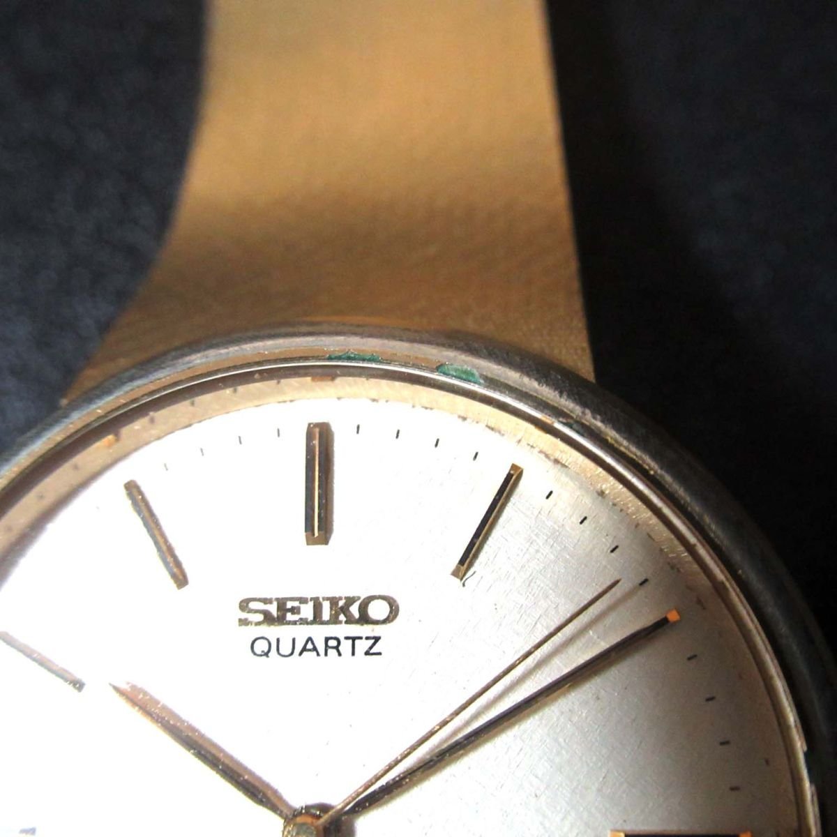ジャンク品 SEIKO セイコー DOLCE ドルチェ クォーツ 3針式 メンズウォッチ 腕時計 9641-7000 ゴールドベルト×シルバー文字盤の画像2