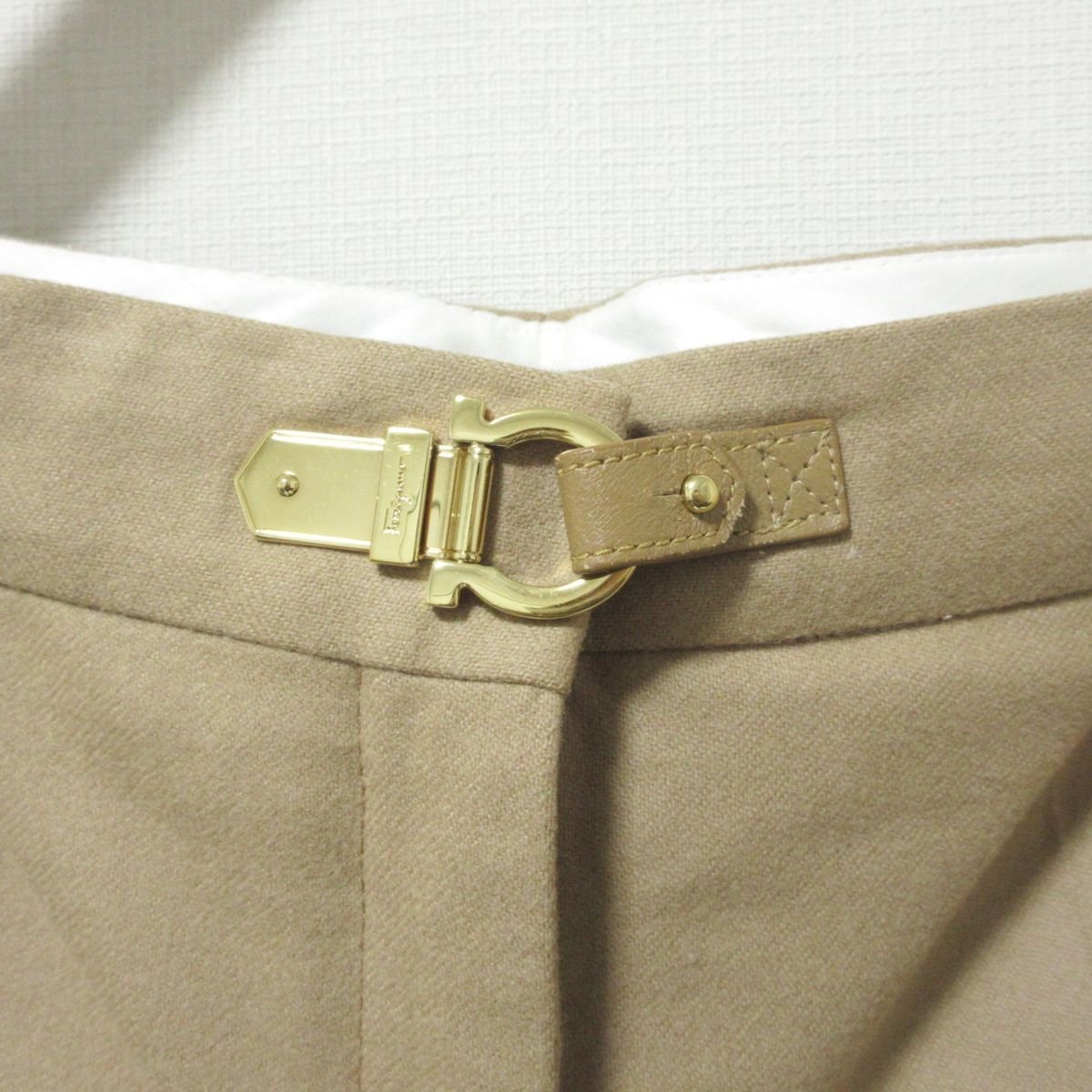  beautiful goods Salvatore Ferragamo Salvatore Ferragamo gun chi-ni strut slacks pants 44 Brown beige × Gold metal fittings 103