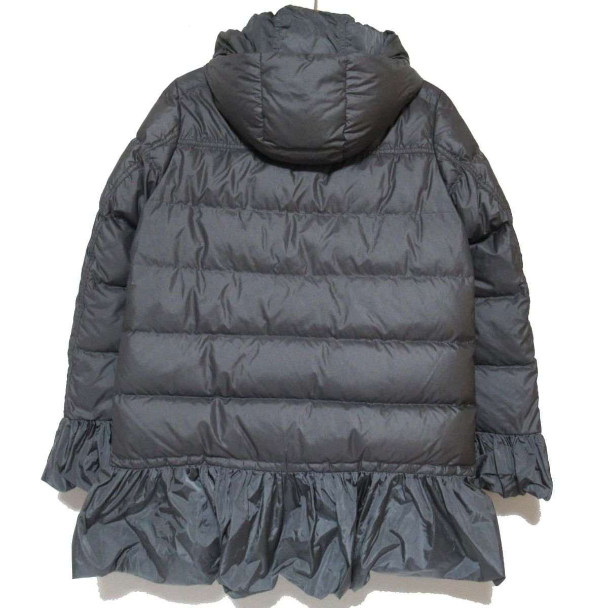 美品 MONCLER S モンクレール×sacai サカイ SERI セリ ミニワッペン フーディー フリル ダウンジャケット 1サイズ グレー_画像2