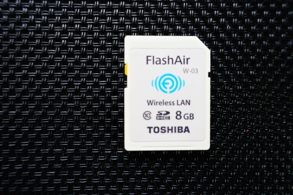 『 東芝 FlashAir W-03 8GB 』 Wi-Fi 無線LAN・カメラに画像を転送・翌日発送／翌々日到着！◆アマゾン評価【 星5つ中の4】#10_②画像２：外観表面