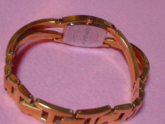 珍品 デザイン DKNY ３ATM 女性用腕時計 角型 ゴールド ブレスレットタイプの画像3