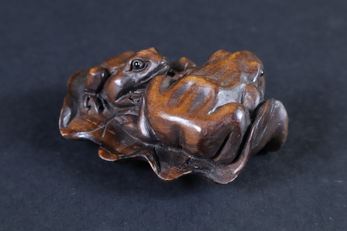 根付 木彫 葉上の親子蛙 提物 精密彫刻 東洋彫刻 置物 刀装具_画像6