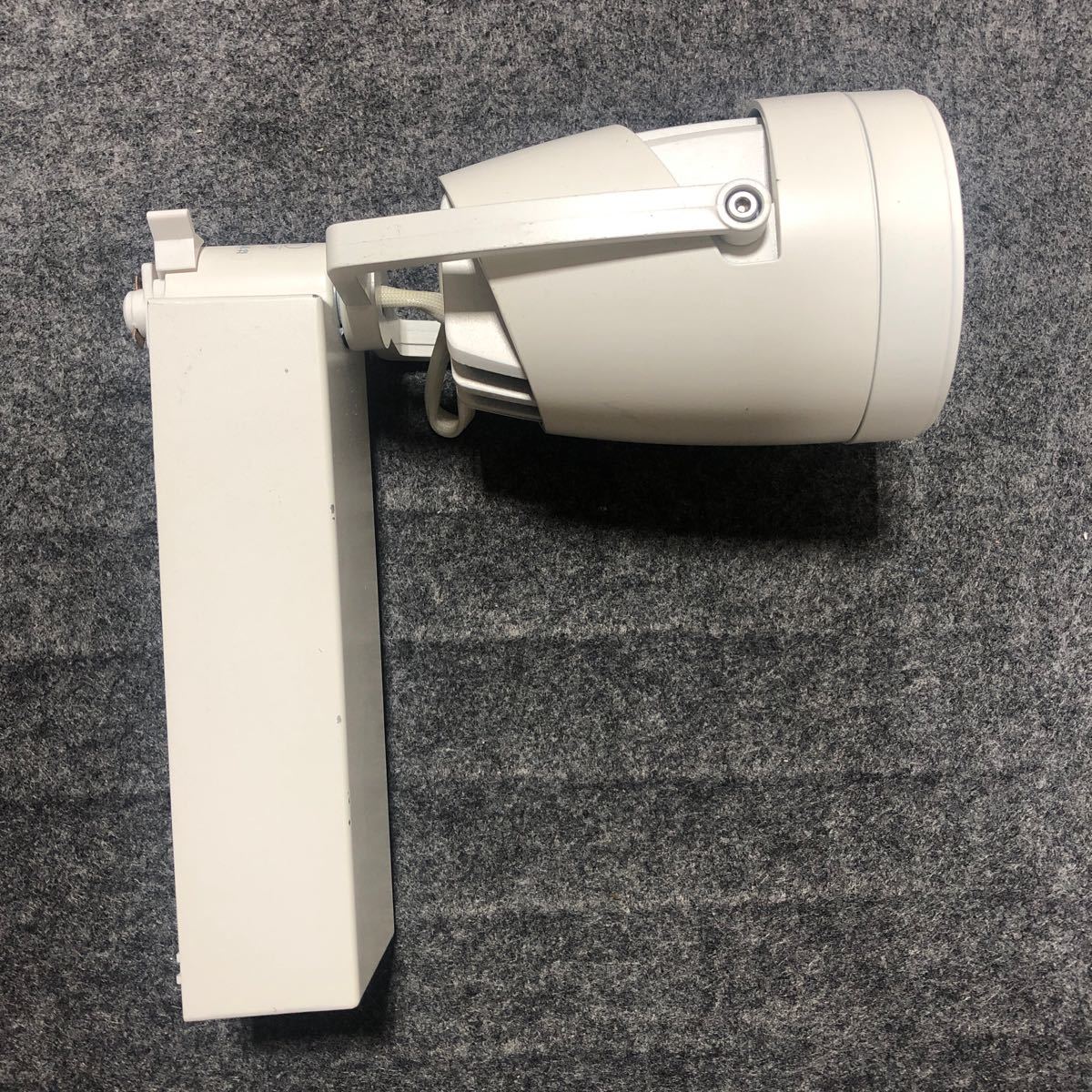 【中古品】コイズミ KOIZUMI LED照明器具 XS43894L 100v 16年制 広角配光 白色 コイズミ照明