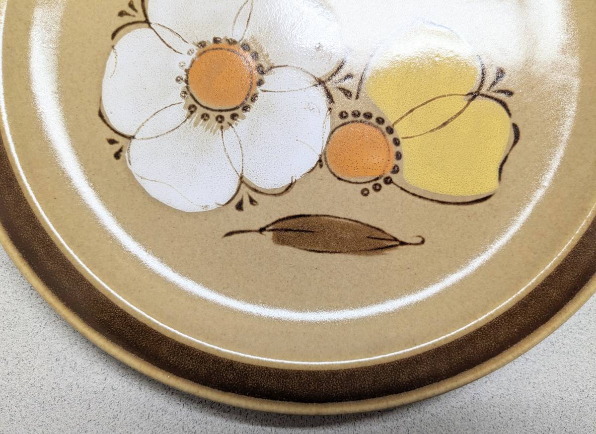 美品 Hearthside HAND PAINTED OVENPROOF STONEWARE DOGWOOD JAPAN 大皿 かわいい 落ち着きのある色 花白 黄色 レア 直径約27cm 使用感なし_画像4