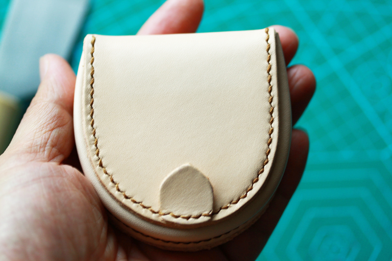  limited amount cow leather extremely thick half jpy type ( horseshoe shape ) change purse . hand .. natural discoloration passing of years change . comfort 