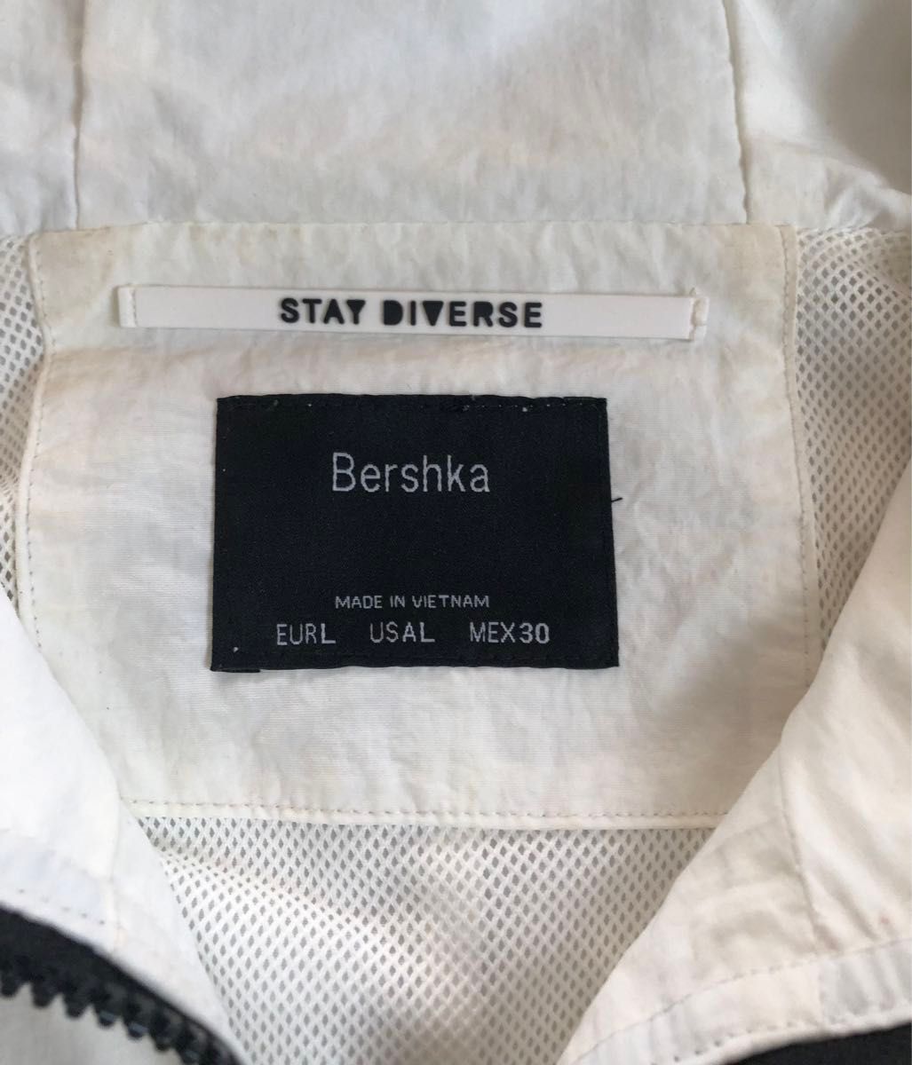 Bershka オフホワイトポリエステルフード付ジップアップ裾絞りヒモあり L