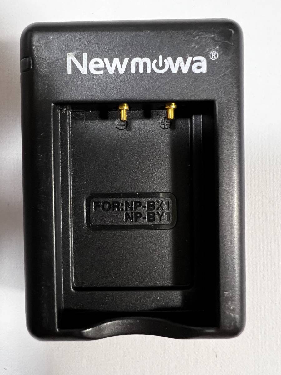 Sony RX100 M5 中古美品　純正バッテリー2個・互換チャージャー付_裏面も含めて2個充電できます。