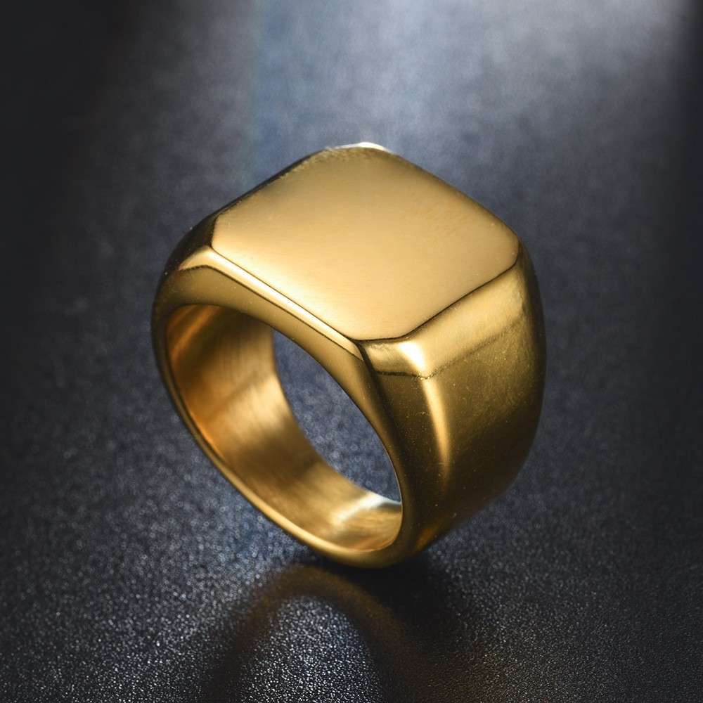 【送料無料！】メンズ 指輪 シンプルでおしゃれな印台リング 幅広 ステンレス製 人気ファッション ゴールド_画像2