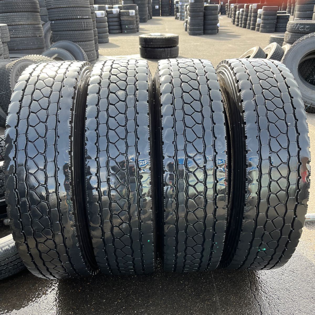 11R22.5 BRIDGESTONE, M801 中古　 激安美品　4本セット：40000円_画像1