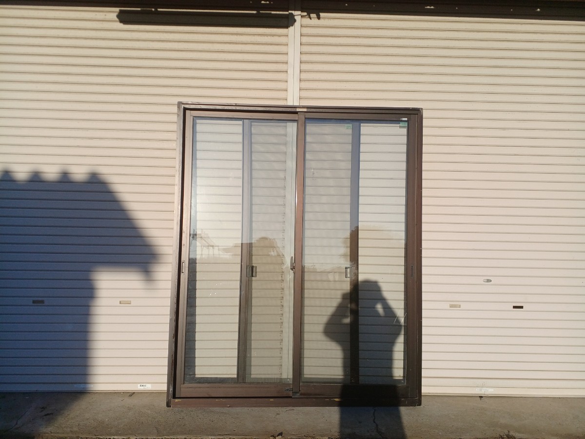 DB3枠サイズ：縦2095ｍｍ 横1745ｍｍYKKアルミサッシ枠付き/掃き出し窓2枚 ペアクリアガラス 網戸有り ダークブラウン_画像6