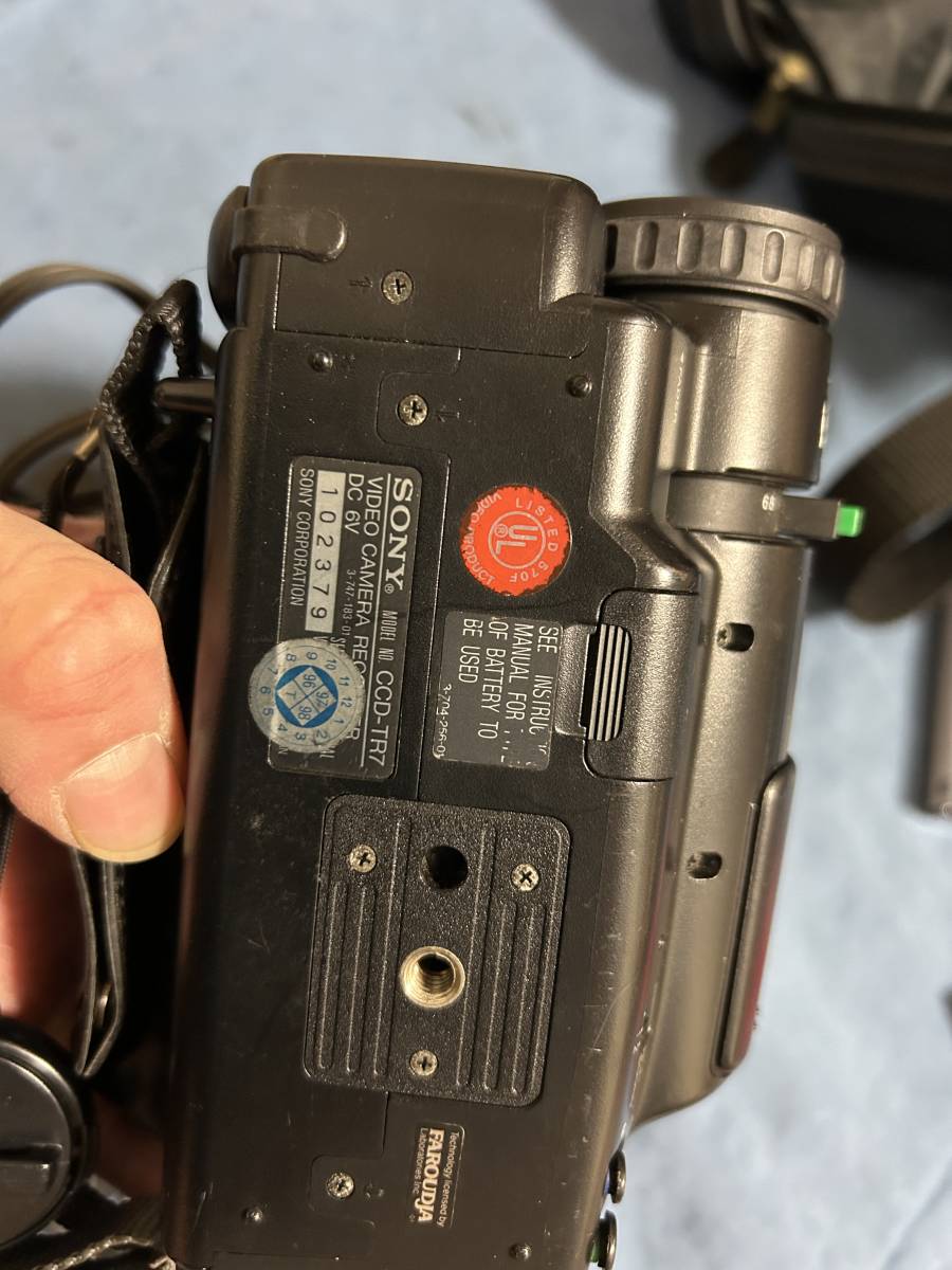  принадлежности сумка имеется SONY цифровая видео камера CCD-TR7 Sony AC- S10 Video8 Handycam 8 мм видео камера Handycam 