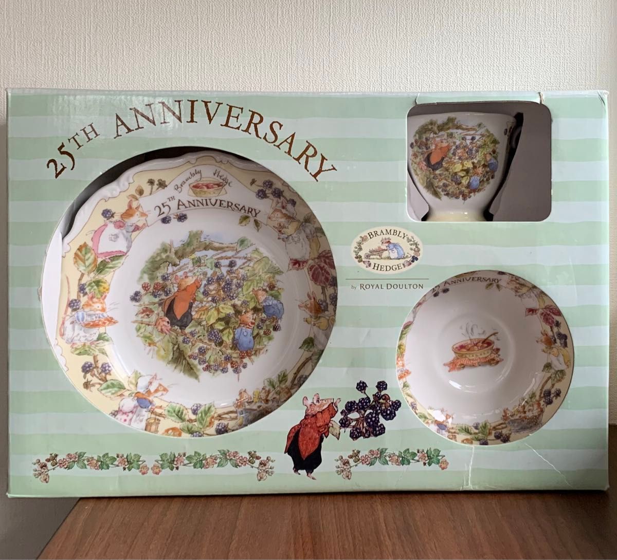 ブランブリーヘッジ 25th Anniversary カップ&ソーサー ブランブリーヘッジ 25th Anniversary カップ&ソーサー
