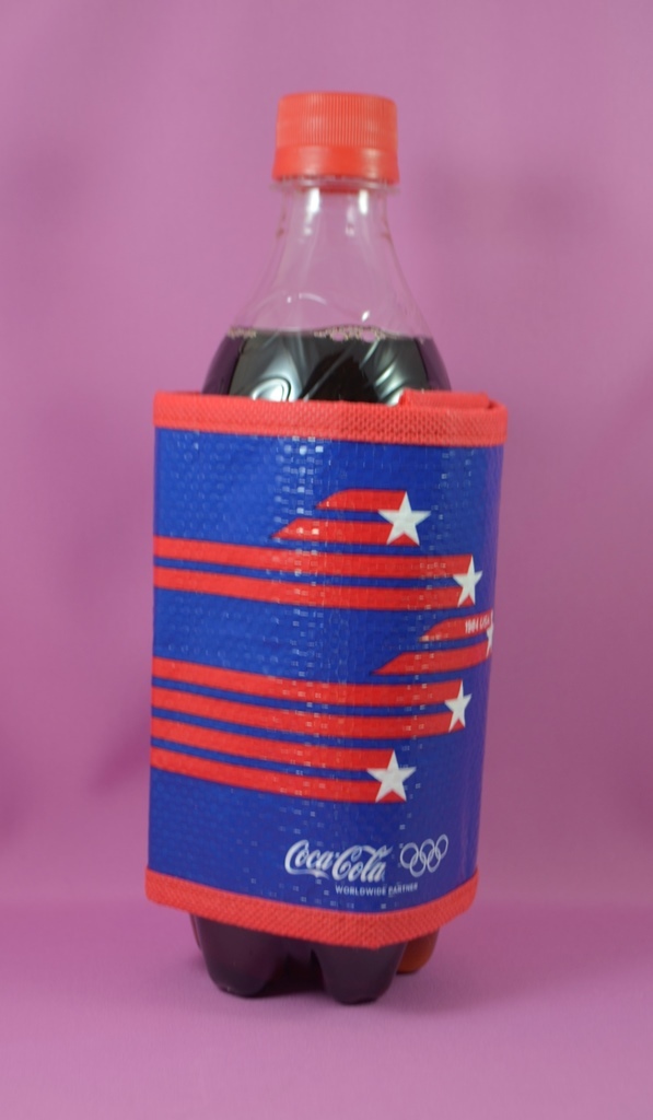 【良品・長期保管品】コカ・コーラ リオ オリンピック アイスペットボトルホルダー（保冷ジェル無し）_※使用イメージ。コーラ本体含まれません。