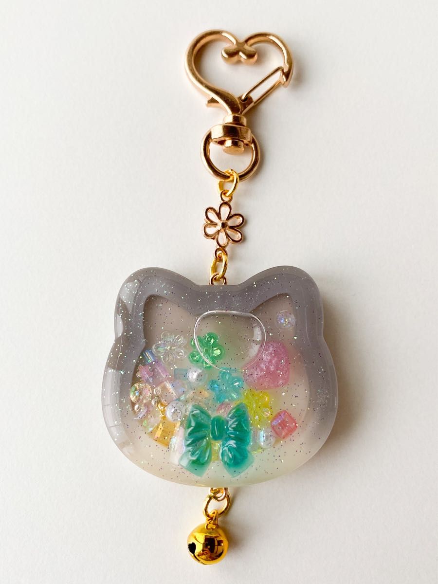 【ハンドメイド】 レジン シェイカー キーホルダー ハチワレ グレー ねこ 猫 シャカシャカ バッグチャーム 水色