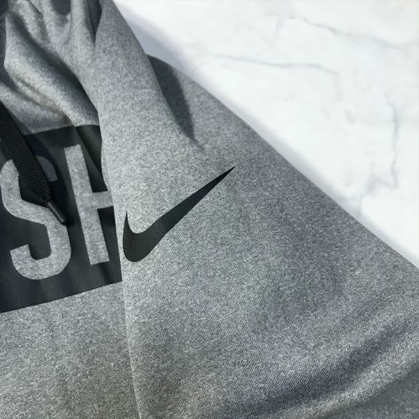 《良品◎》NIKE ナイキ★DRY-FIT*裏起毛*ビッグロゴデザイン*フーデットプルオーバーパーカー*グレー*サイズXL(MA5733)◆S80_画像4