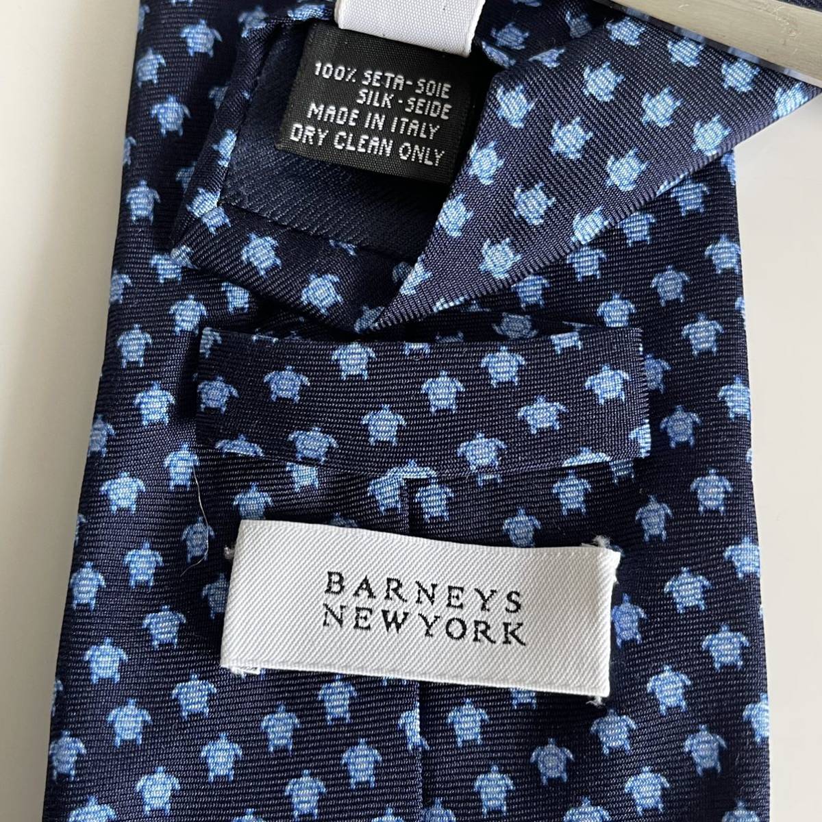 バーニーズニューヨーク（ BARNEYS NEW YORK） ネイビー亀さんネクタイ_画像1