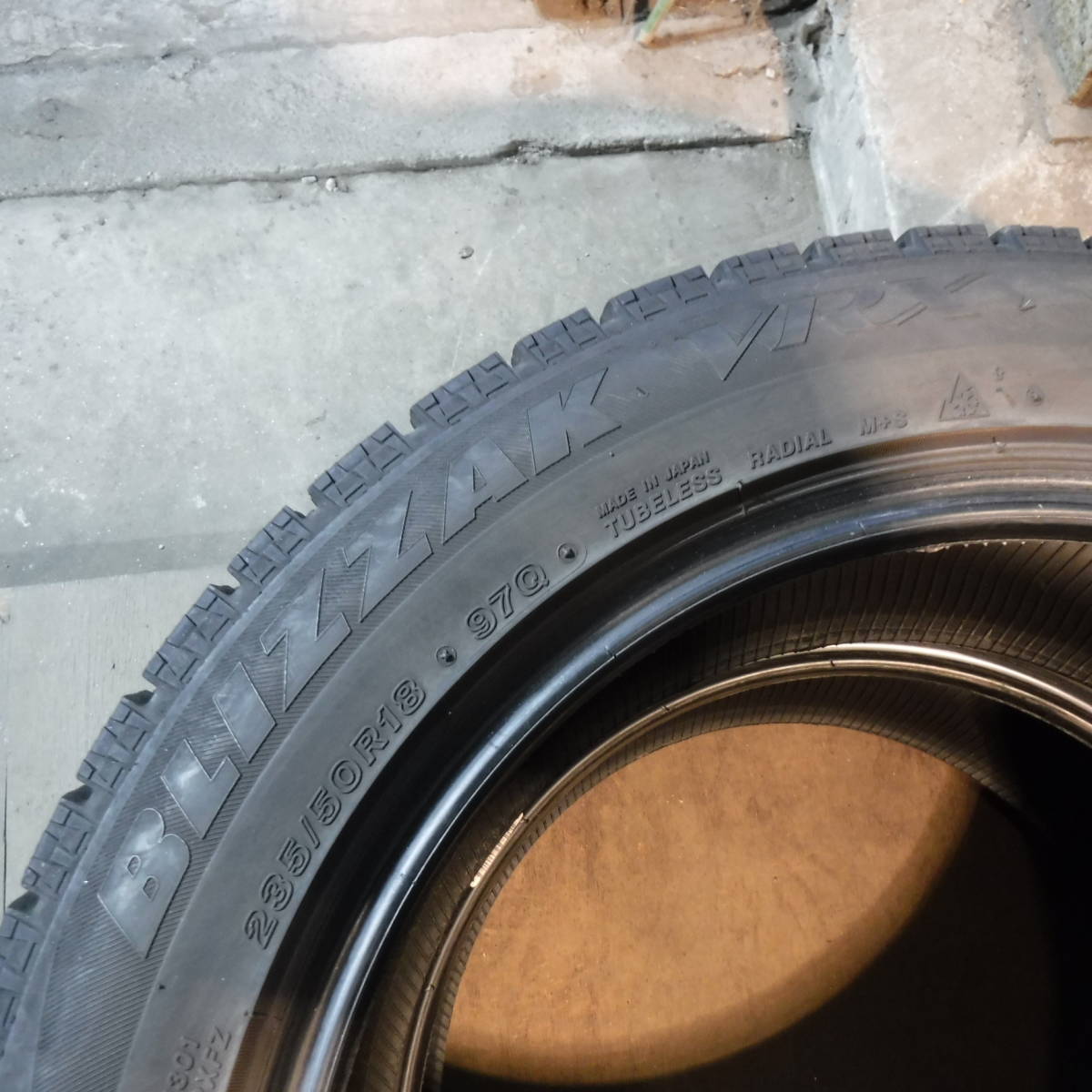 9分山 品質良し BLIZZAK ブリザック VRX 235/50R18 中古2本 BRIDGESTONE(ブリヂストン) 愛知手渡し,交換可 個人宅配送不可 897-53_画像3