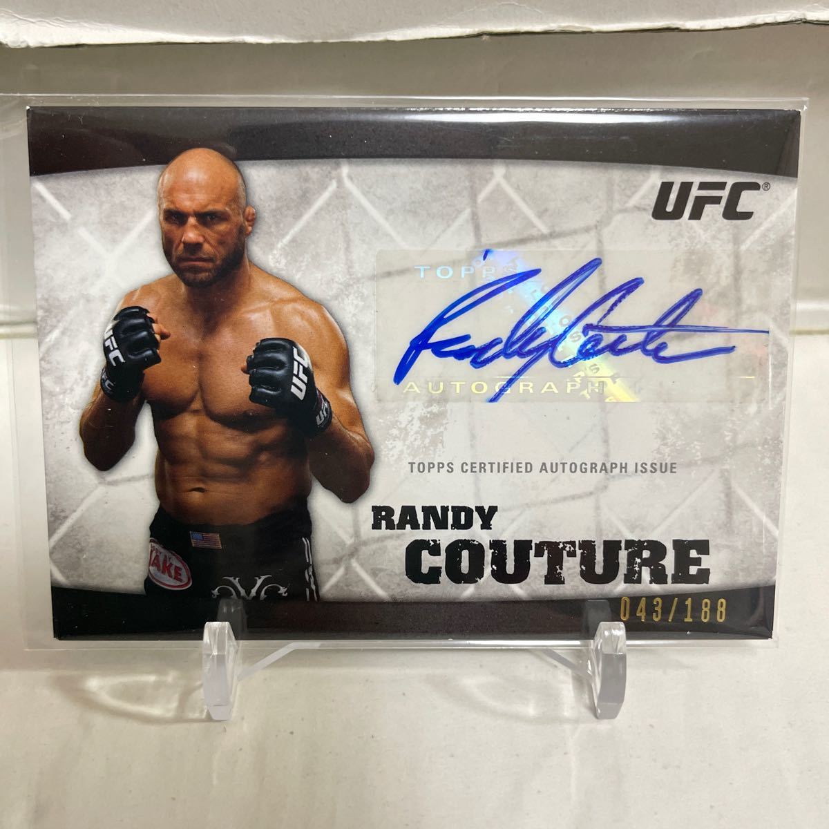 2010 TOPPS UFC Knockout RANDY COUTURE AUTO 188枚限定　043/188 直筆サイン　元UFCヘビー級、ライトヘビー級王者　ランディ・クートゥア_画像1