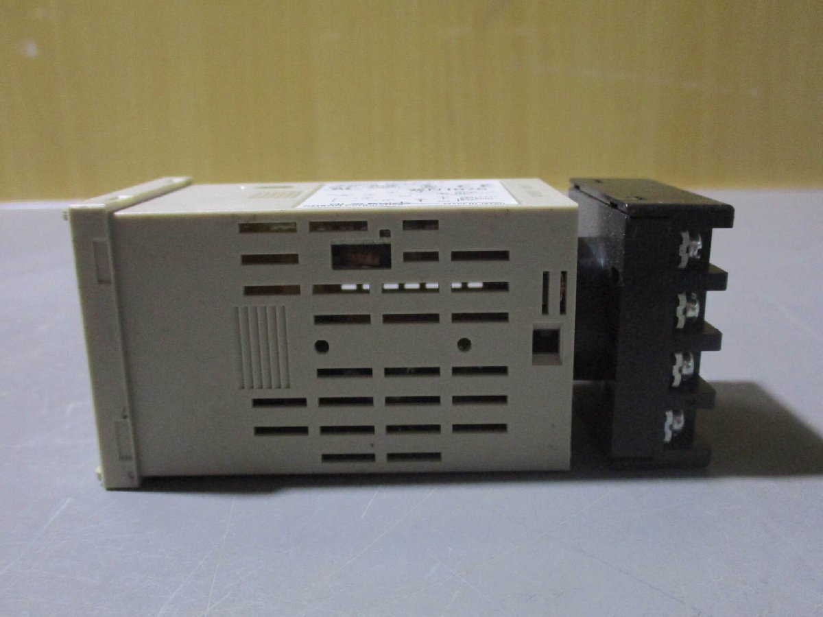 中古 OMRON E5CS-RKJU-W 電子温度調節器 (R51117BHD058)_画像3
