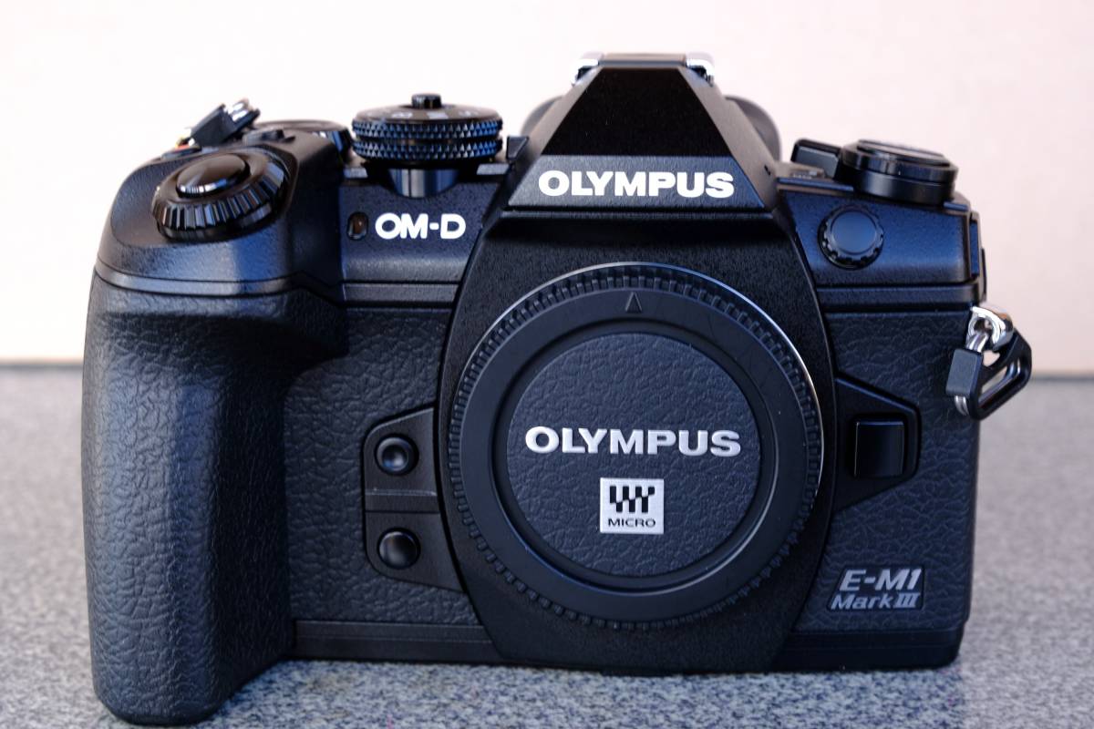 新品同様 オリンパス OM-D EM1 Mark Ⅲ ボディ 使用僅かショット数925枚 純正電池2本付き_画像1