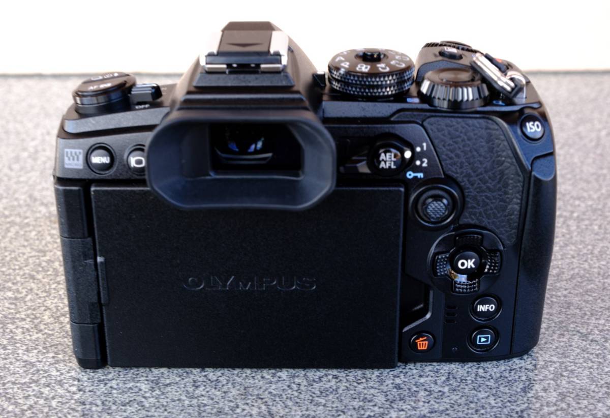 新品同様 オリンパス OM-D EM1 Mark Ⅲ ボディ 使用僅かショット数925枚 純正電池2本付き_画像3