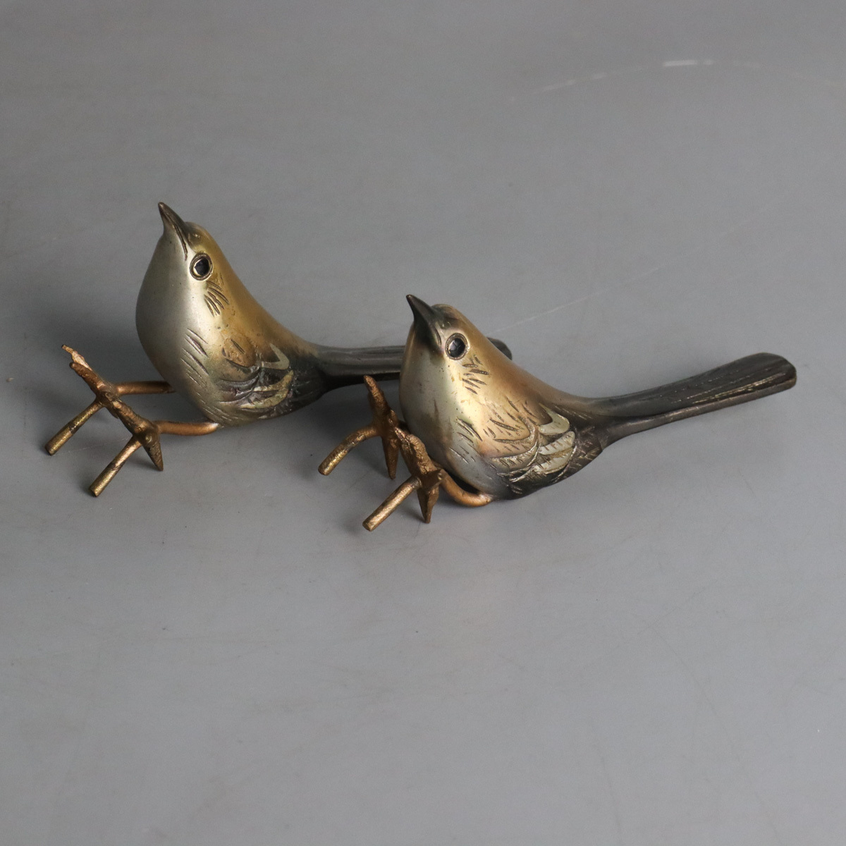 【宙】金工師 秀山作「鶯双に梅」鋳銅 鳥像 幅39.6cm 2192g 共箱 床置 置物 オブジェ C1D13.l.E_画像3
