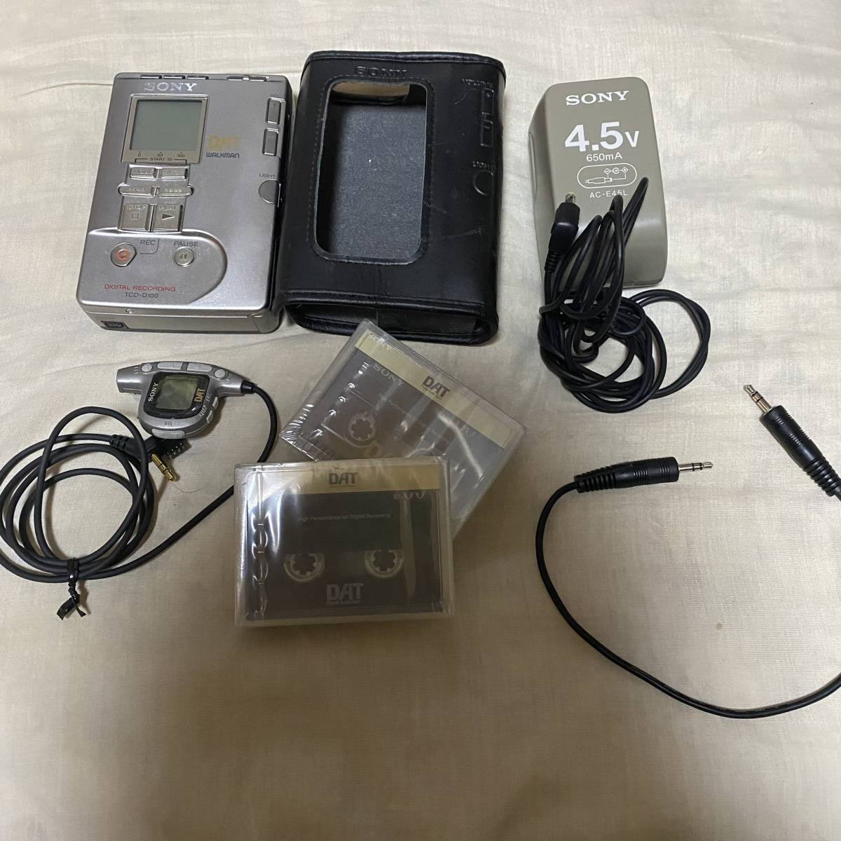 SONY TCD-D100 ウォークマン DATテープレコーダー ポータブル カセットテープ付き_付属品一覧です