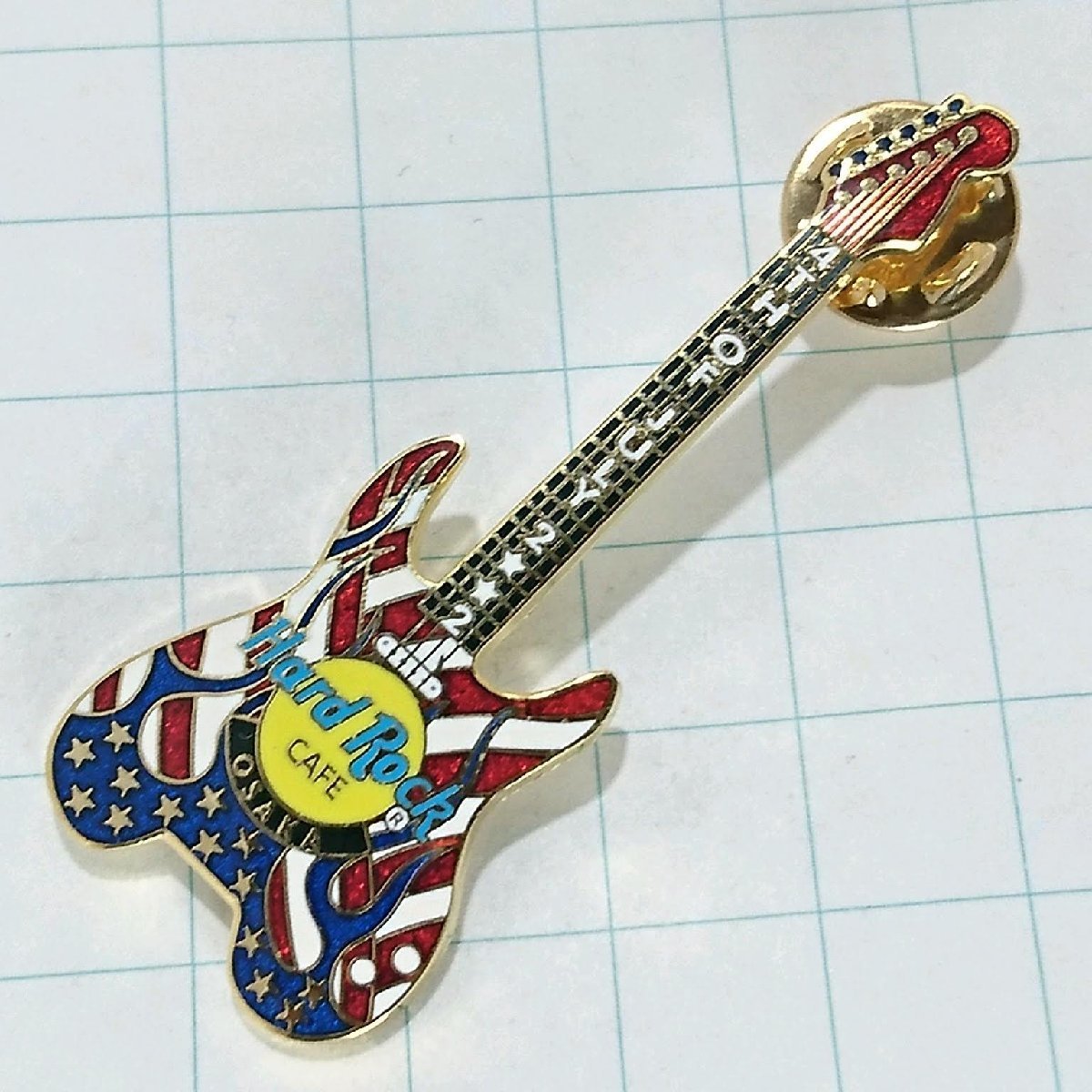 送料無料)Hard Rock Cafe 星条旗柄 ギター ハードロックカフェ ピンバッジ PINS ブローチ ピンズ A22344_画像1