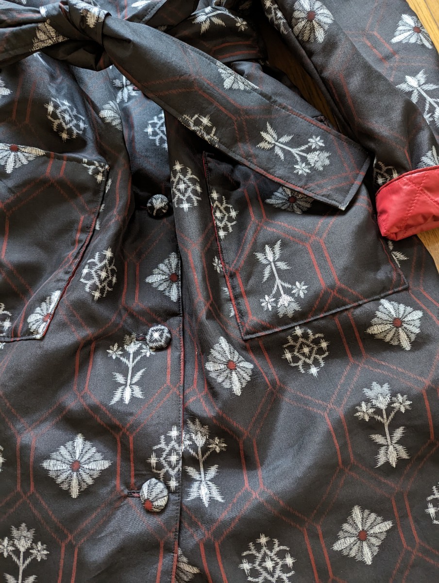 着物リメイク　黒字に赤の亀甲　白で花紋に鮮やかな赤のキルティング総裏　フード付きドロップショルダーコート　ＬＬサイズでも余裕_画像5