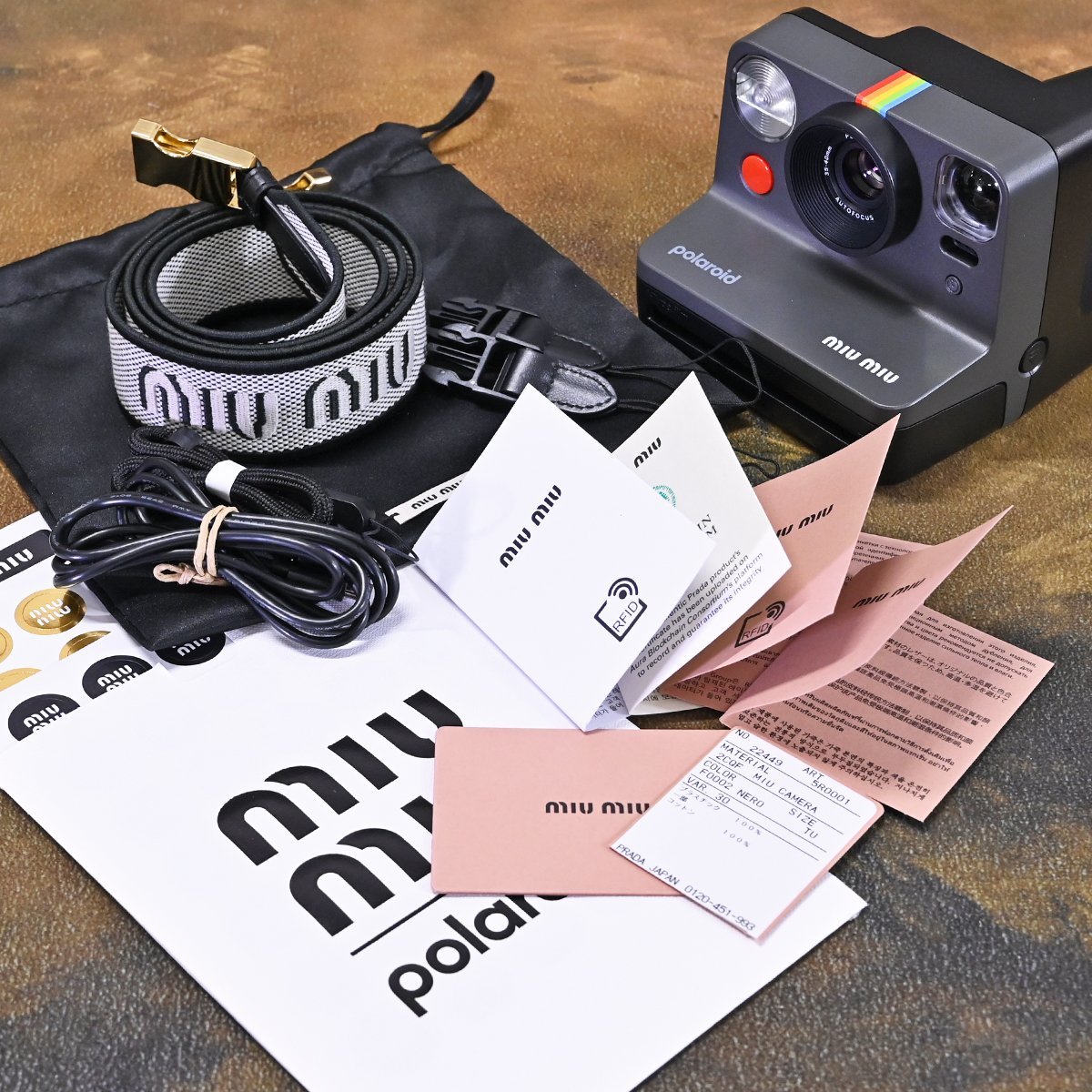 本物 新品 ミュウミュウ 完売 2023-24AW ポラロイドカメラ Polaroid X ファブリックショルダーストラップ付き 付属品満載 MIU MIU_画像8