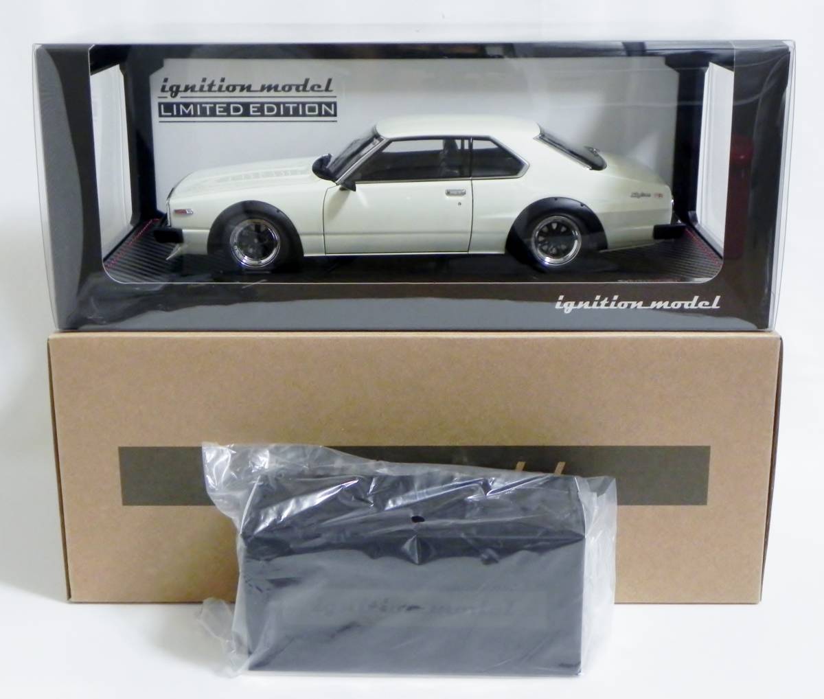 IG 3233 1/18 Nissan Skyline 2000 GT-ES (C210) White With IG 3233 1/18 Nissan Skyline 2000 GT-ES (C210) White With