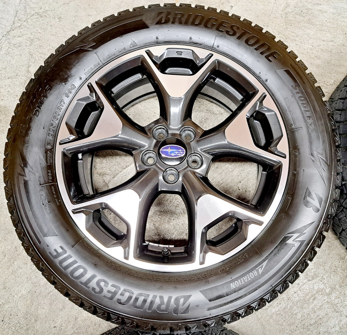 【ほぼ新品】スバル XV 純正 ホイールタイヤ 2019年 ブリザックDM-V3 225/60R17 スタッドレス フォレスター　アウトバック PCD100 バリ山_画像4