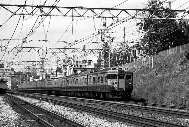 F0052-1【古い 鉄道 ネガフィルム】EF58(サロンエクスプレス 踊り子) 35mm 4コマ◇昭和５８年 ※JR 電車 汽車 蒸気機関車_画像2