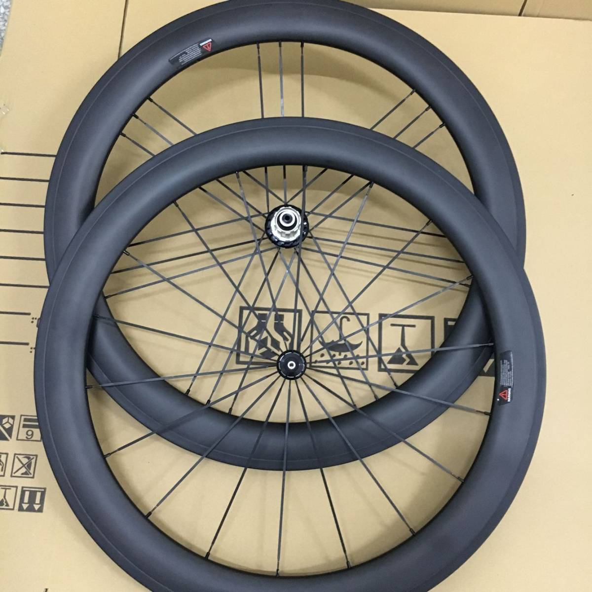 カーボンホイールセット 700C リム高60mm ロード/ピスト用 前後 カーボンホイールセット 700C リム高60mm ロード/ピスト用 前後