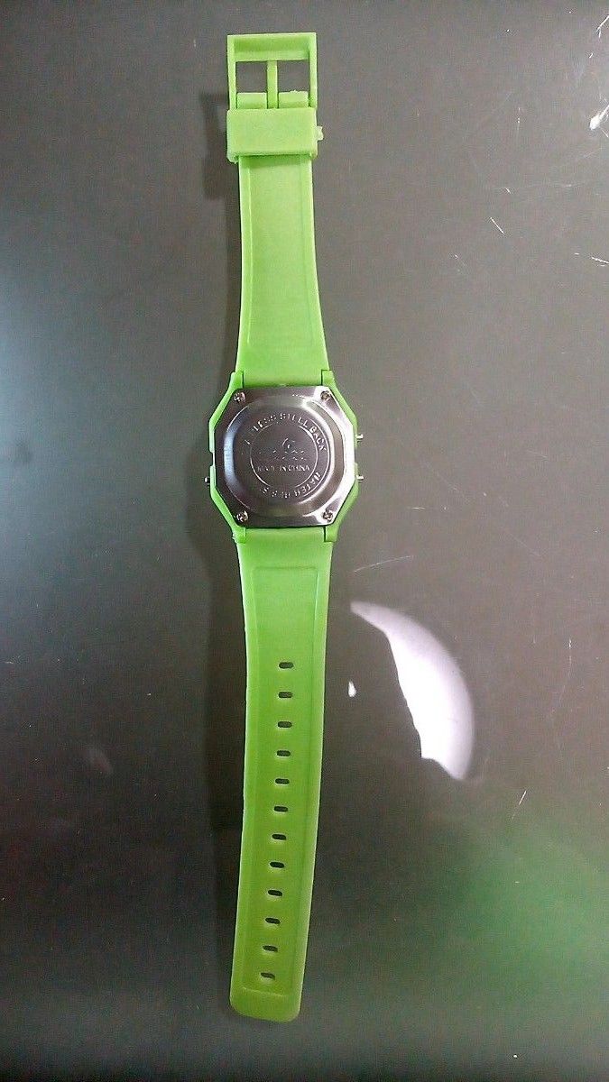 カラーデジタル腕時計緑