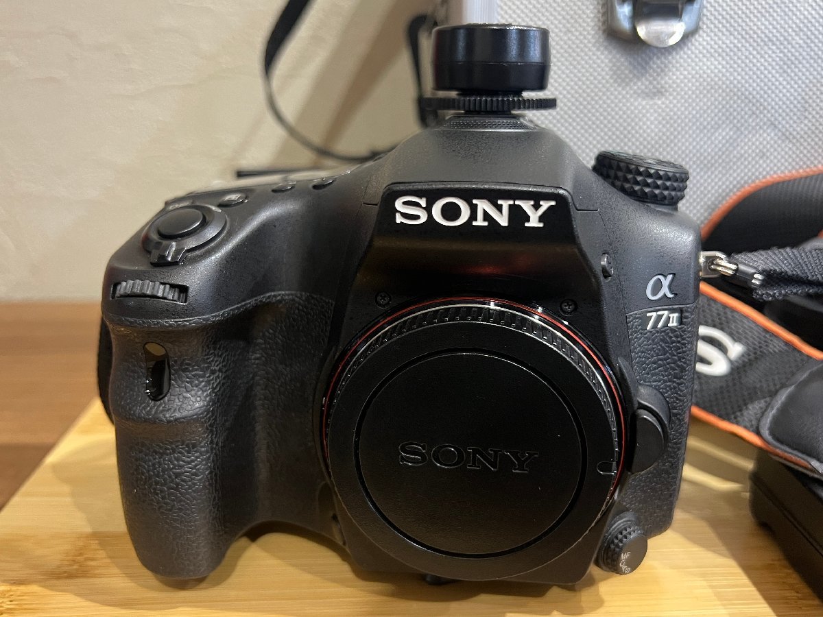 ソニー SONY α77II ILCA-77M2 デジタル一眼レフカメラ ケース付 付属品多数 中古品 レンズ計4個付※詳細は本文へ_画像2