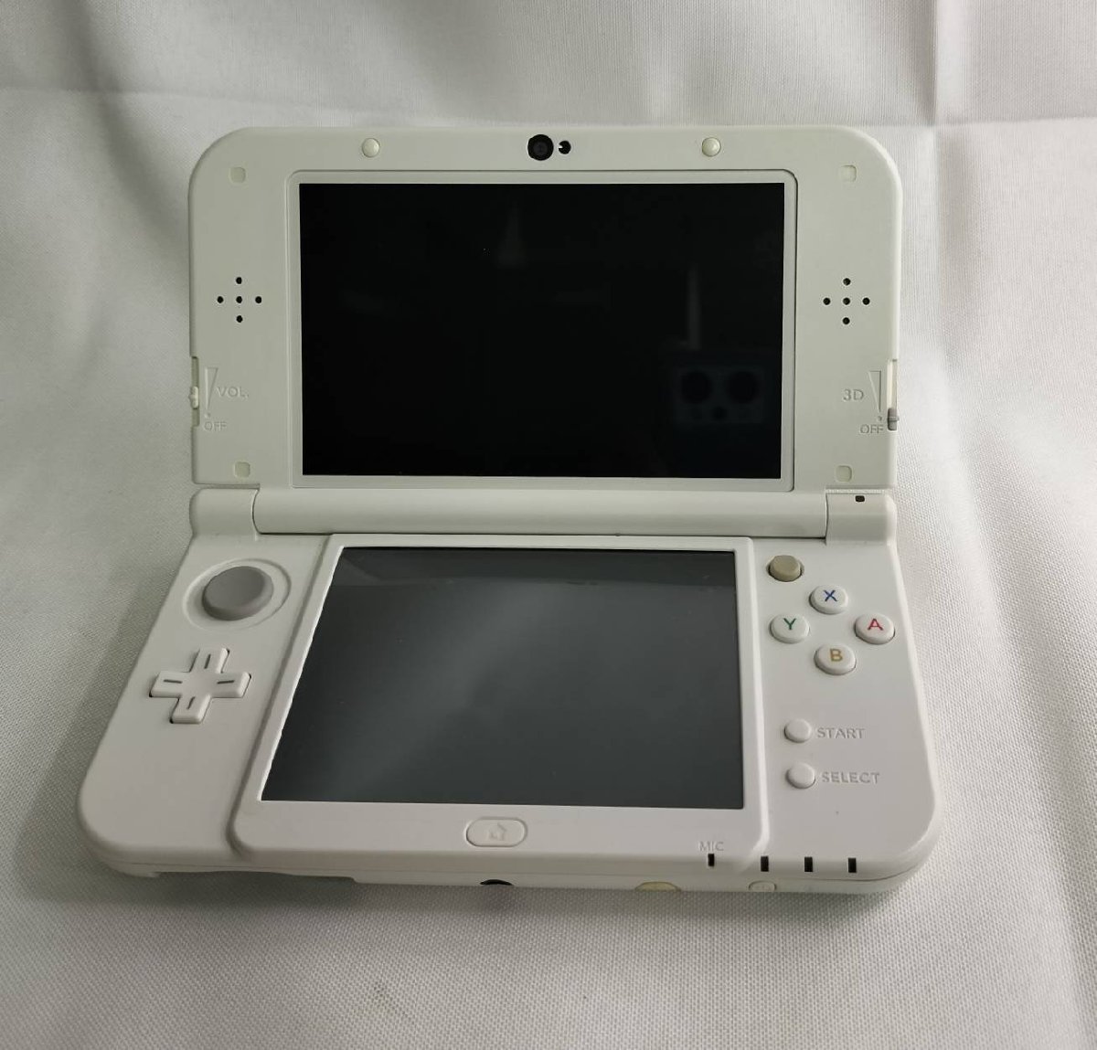 【中古品】『1-069』Nintendo 任天堂 3DS LL RED-001 ホワイト 本体　ソフトケース付_画像3