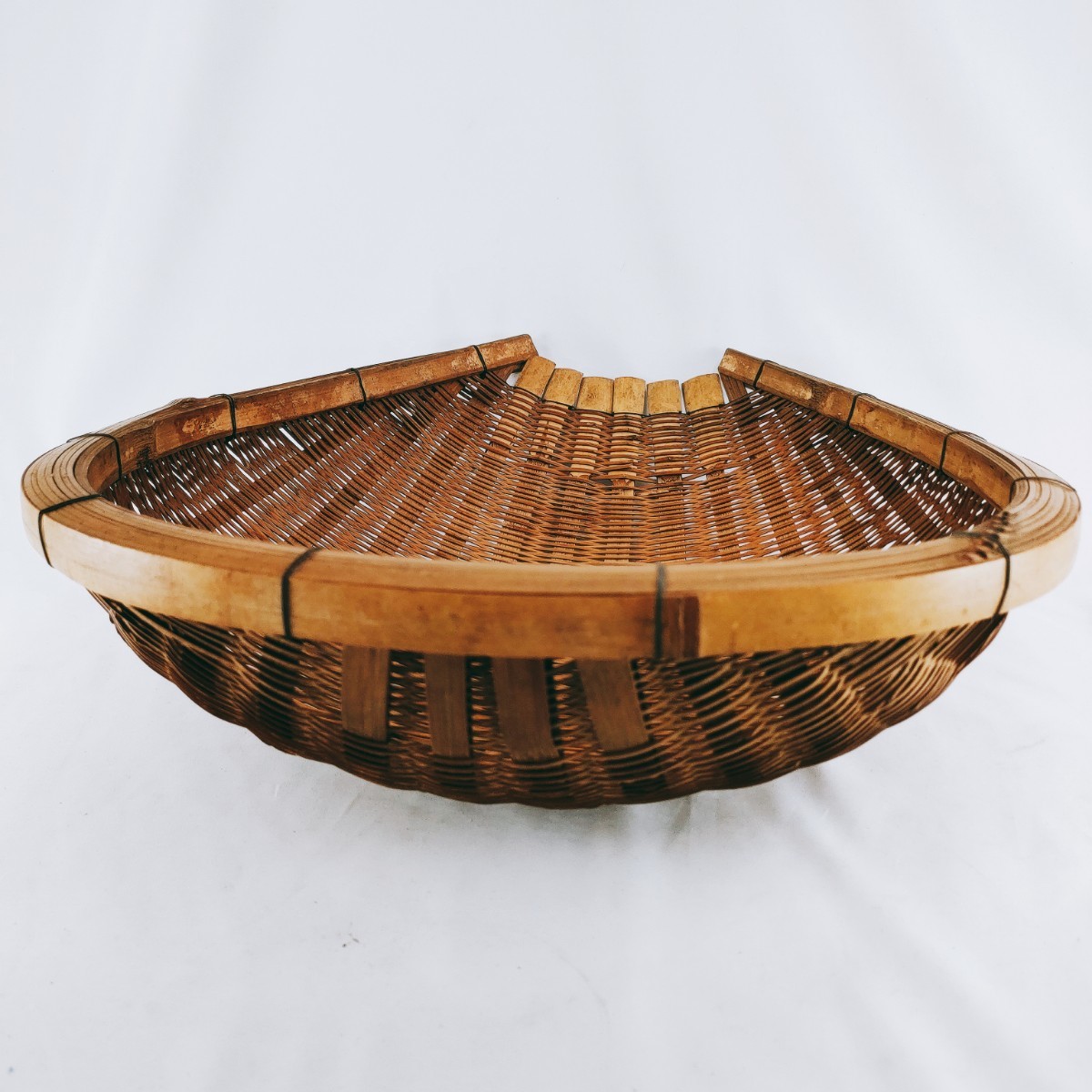 大特価市 One | Auction JDirectItems | の商品詳細  竹籠 天然素材 バスケット ザル 農作業 農具 収穫 畑仕事 天日干し 昭和レトロ 古道具 古民具 竹細工 竹かご 竹ざる 大きめ かご ざる 手箕 Map JAPAN FROM by その他