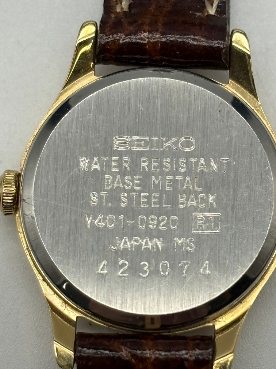 ★美品 SEIKO セイコー クォーツ 腕時計 時計 3針 V401-0920 JAPAN 白文字盤 ゴールド系 革ベルト ヴィンテージ アンティーク S92の画像10